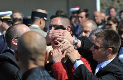 Célébration du 8 mai: Embarqué par le service d'ordre après avoir dénoncé la politique de Nicolas Sarkozy