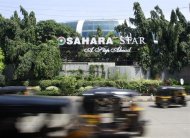 Auto-rickshaws move past a Sahara Star hotel in Mumbai September 18, 2012. REUTERS/Danish Siddiqui/Files