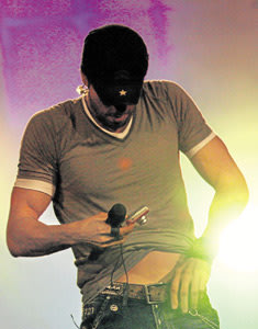Enrique Iglesias se toma  foto del pene en un concierto Corazon_2011072602_01