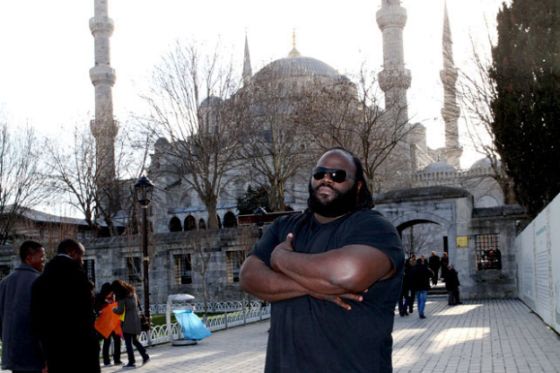 مارك هنري نجم WWE في زيارة لمسجد السلطان أحمد بتركيا 6-jpg_130412