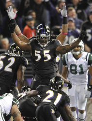 El linebacker de los Ravens de Baltimore, Terrell Suggs (55) reacciona ante un touchdown del linebacker Jameel McClain durante la primera mitad del partido de la NFL jugado contra los Jets de Nueva York, el domingo 3 de octubre del 2011, en Baltimore. (Con foto AP/Gail Burton)