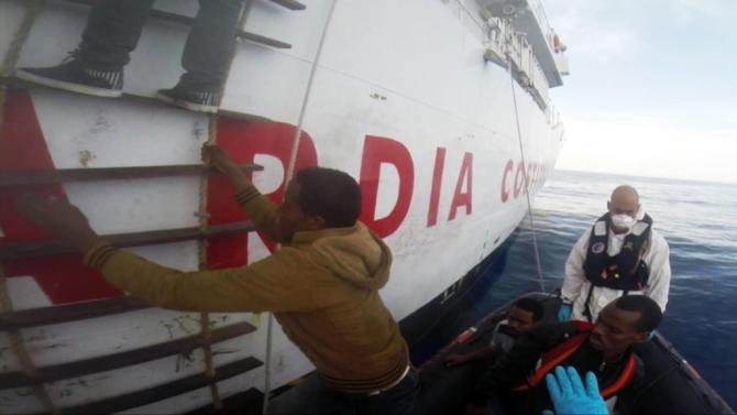 5,800 migrants rescued in Mediterranean - Yahoo News