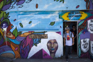 Dos jóvenes salen del hostal Alto Vidigal en la favela de Vidigal, en Río de Janeiro, Brasil, el miércoles 15 de febrero de 2012. Río de Janeiro es una de las ciudades más costosas del mundo para visitar y algunos turistas buscan alternativas económicas en barrios más pobres de la zona. (Foto AP/Felipe Dana)