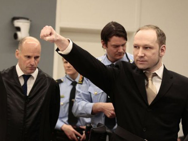 挪威連續殺人魔布瑞維克於4月16日出庭，看來毫無悔意的他，臉上帶著淺淺微笑，並舉起手臂，做出自稱為右派的敬禮動作。（圖／法新社）
