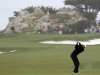 Tiger Woods da su golpe desde el sexto fairway en el campo Monterey Peninsula durante la segunda ronda del torneo de la PGA en Pebble Beach, California, el viernes 10 de febrero de 2012. (Foto AP/Marcio José Sánchez)