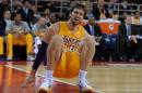 El pivot español Pau Gasol se levanta durante el encuentro de la gira 'NBA Global Game 2013' disputado entre LA Lakers y Golden State Warriors en Pekín, el pasado 15 de octubre de 2013.