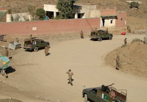 Soldados paquistaneses patrulham região tribal em Miranshah, Waziristão Norte, em 10 de maio