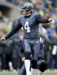 Steven Hauschka patea un gol de campo por los Seahawks contra los Ravens de Baltimore el domingo 13 de noviembre del 2011 en Seattle. Hauschka empató la marca de franquicia con cinco goles de campo. (Foto AP/Ted S. Warren)