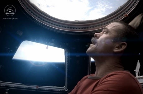 Vision de la vie par Chris HADFIELD L-astronaute-Chris-Hadfield-reprend-Space-Oddity-de-Bowie-depuis-l-espace_yahooExportPaysage