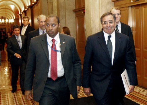 El director de la CIA, Leon Panetta, derecha, se retira del Congreso luego de informar a legisladores sobre la incursión contra bin Laden, Washington, martes 3 de mayo de 2011. (AP Foto/Alex Brandon)