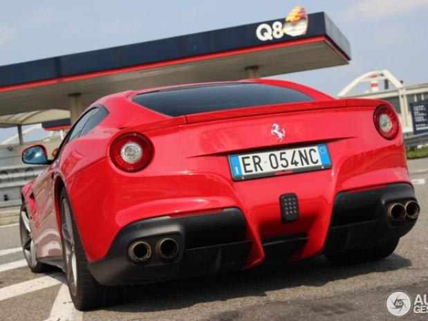 بالوتيلي يشتري سيارة فيراري جديدة في ميلان Balotelli-ferrari-4-jpg_110617