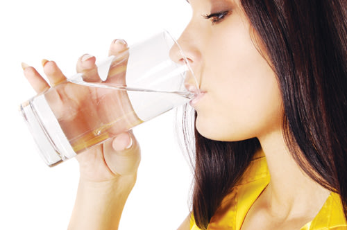 Uống đủ nước để góp phần cho một bộ não minh mẫn - Ảnh: Shutterstock