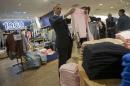 Obama takes shopping detour on fundraising trip