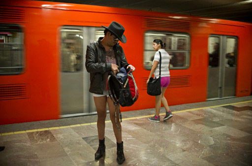 Irreverência no Dia Mundial Sem Calças no Metrô (DIA DOS MALUCO PELADÃO!) Sem-calca-metro-08_123558