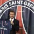 El futbolista David Beckham posa con su nueva camiseta del Paris Saint-Germain el jueves, 31 de enero de 2013, en París. (AP Photo/Michel Euler)