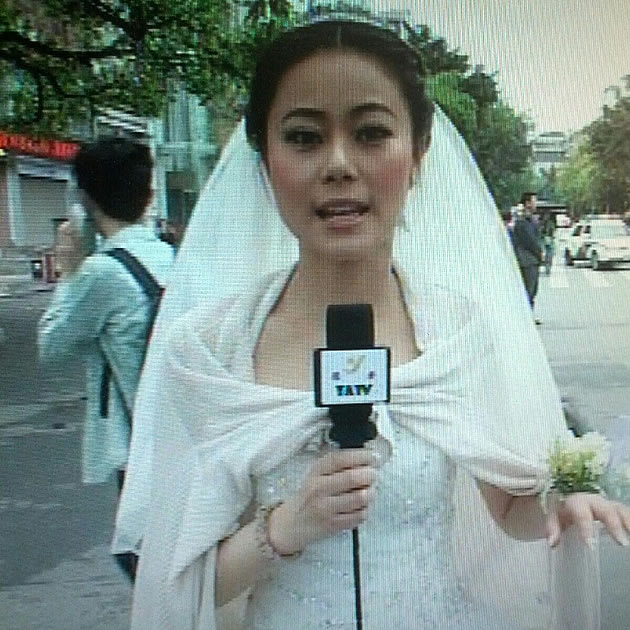 Repórter aparece vestida de noiva em TV chinesa durante cobertura sobre terremoto [+Putz pediria em casamento][+trabalhadores chineses][+ta fasiu p ngm] Chinese