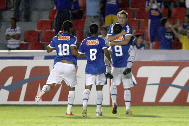 Montillo, do Cruzeiro, comemora gol contra o Ceará pelo Campeonato Brasileiro 2011