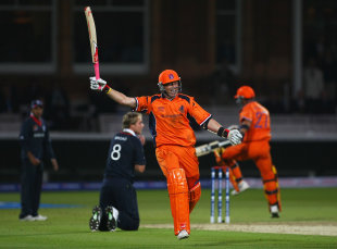 Edgar Schiferli and Ryan ten Doeschate celebrate after Netherlands defeated England during the ICC World Twenty20 Group B match at Lord&#39;s on June 5, 2009.