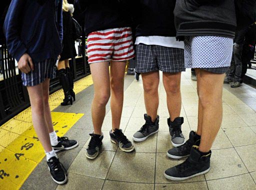 Irreverência no Dia Mundial Sem Calças no Metrô (DIA DOS MALUCO PELADÃO!) Sem-calca-metro-03_123540