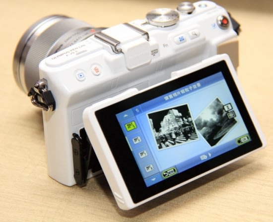 2012新機盡出！Olympus發表多款相機與配件