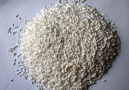 Chất dùng để xua đuổi, diệt mối mọt cho gạo được bày bán ở chợ Kim Biên