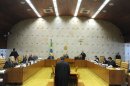 Magistrados participan el 24 de octubre de 2012, en una sesión de la Corte Suprema de Brasil, que continuó el proceso de dictar sentencias en el llamado "juicio del siglo", referido a corruptelas ocurridas en 2005, durante el primer mandato de Luiz Inácio Lula da Silva en Brasilia (Brasil). EFE
