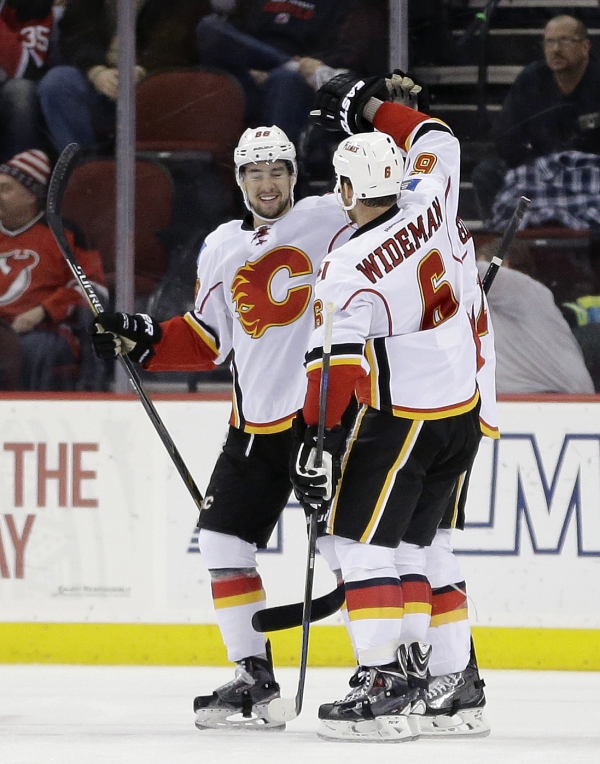 Monahan power-play goal gives Flames win over Devils, 3-1 | View photo