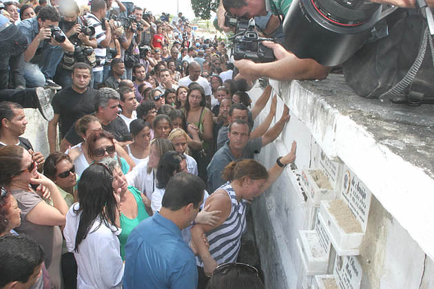 Milhares de pessoas foram ao enterro das vítimas do massacre.