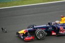 El piloto alemán Sebastian Vettel pasa junto a un trozo de coche en el circuito de Interlagos, este domingo