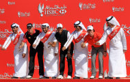 El golfista inglés Lee Westwood, segundo desde la izquierda, el estadounidense Tiger Woods, cuarto desde la izquierda, y el norirlandés Rory McIlroy, segundo desde la derecha, posan con un grupo de baile tradicional el martes, 24 de enero de 2012, en Abu Dabi, en una imagen suministrada por el torneo de golf HSBC de Abu Dabi. (AP Photo/ David Cannon/Abu Dhabi HSBC Golf Championship)
