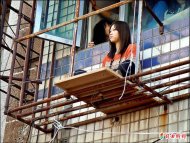 鹿港台灣燈會湧入百萬人潮，白天與晚上都很有看頭，可是因為人潮實在太多，聰明的妹妹乾脆爬到陽台外的鐵架上，居高臨下看得過癮。