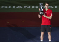 El británico Andy Murray posa con el trofeo de campeón del Masters de Shnaghai tras vencer en la final al español David Ferrer el domingo 16 de octubre de 2011. (AP Foto/Andy Wong)