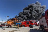 Diez dotaciones de bomberos trabajan en las tareas de extinción de un incendio declarado en una fábrica de papel reciclado en el polígono industrial Fuente del Jarro de Paterna (Valencia). EFE