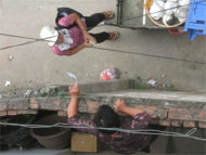 Ngõ nhà bị bít, cụ già phải trèo tường 30092011Hai-cu-gia-phai-treo-tuong-vao-nha-treotuongtb