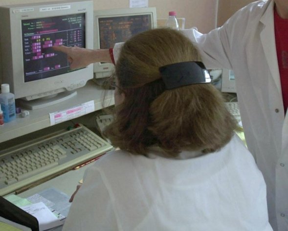 Médicos examinam relatório médico de paciente com câncer na França