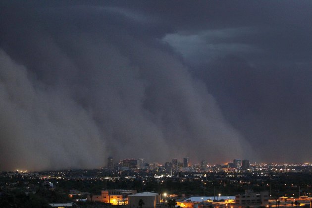 Una gigantesca tormenta de arena cubre la zona metropolitana de la ciudad estadounidense de Phoenix en el estado de Arizona el martes 5 de julio del 2011. (Foto AP/The Arizona Republic, Rob Schumacher