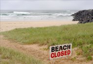 Un cartel en la playa de Lighthouse, cerca de Ballina, en el este de Australia, anuncia el cierre de la misma después de que un chico de 16 años falleciese como consecuencia del ataque de un tiburón. EFE/Archivo