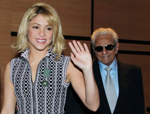 Shakira posa para fotos com seu pai após ser concecorada em Cannes