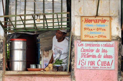 La ampliación del trabajo autónomo en la isla y la posibilidad de constituir pequeños negocios en un abanico limitado de actividades ha sido una de las principales medidas del plan de reformas emprendido por Raúl Castro los últimos años para reanimar la deprimida economía nacional. EFE/Archivo
