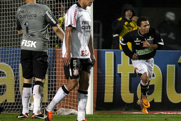 Wellington Nem (d), do Figueirense, comemora gol contra o Corinthians pelo Campeonato Brasileiro 2011