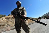 Soldado turco vigia área na província de Sirnak, perto da fronteira Turquia-Iraque