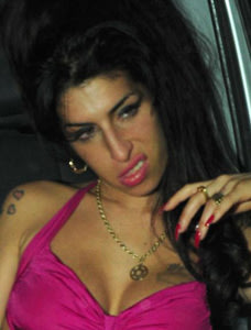 Fans Amy Winehouse Mulai Ganggu Tetangga | Amy Winehouse