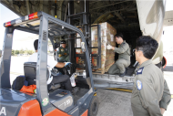 空軍439聯隊廿一日派遣C-130型運輸機運送物資前往菲律賓，機組人員在菲國人民協助下，順利將中華民國政府的愛心送達災區。(軍聞社記者蔡宗恆攝)