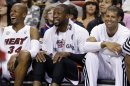 De izquierda a derecha, Ray Allen, Dwyane Wade y Shane Battier, del Heat de Miami, observan el partido contra el Magic de Orlando, el miércoles 17 de abril de 2013, en Miami. El Heat ganó 105-93. (Foto AP/Wilfredo Lee)