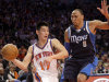 Jeremy Lin, de los Knicks de Nueva York, conduce la pelota frente a Shawn Marion, de los Mavericks de Dallas, durante un partido de la NBA, el domingo 19 de febrero de 2012 en Nueva York. Los Knicks derrotaron 104-97 a los Mavericks. (AP foto/Seth Wenig)