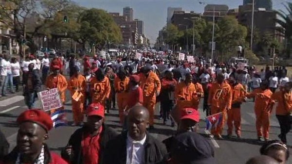 مسيرة حاشدة  بجنوب أفريقيا ضد زيارة أوباما...ورفض عائلة مانديلا زيارتهم..... 2013-06-28T162619Z_1_LOVE95R19NUVC_RTRMADP_BASEIMAGE-960X540_SOUTH-AFRICA-OBAMA-PROTESTS-O