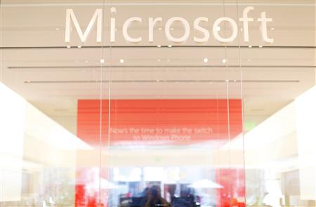 The interior of a Microsoft retail store is seen in San Diego January 18, 2012. REUTERS/Mike Blake (UNITED STATES - Tags: BUSINESS SCIENCE TECHNOLOGY LOGO) - RTR2WJ9J