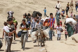 Syrian refugees cross into Iraq at the Peshkhabour …