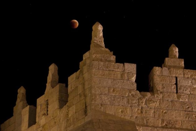 Raccolta foto dell'eclissi di Luna del 15 Giugno 2011  2011-06-16T001458Z-1028134945-GM1E76G0MF701-RTRMADP-3-ISRAEL_074016