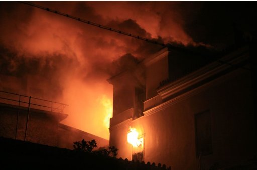 Φλόγες και ταραχές στο κέντρο της Αθήνας